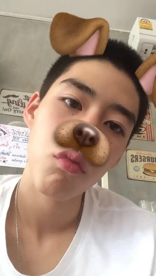 17岁青涩林pp考古原相机怼脸自拍照