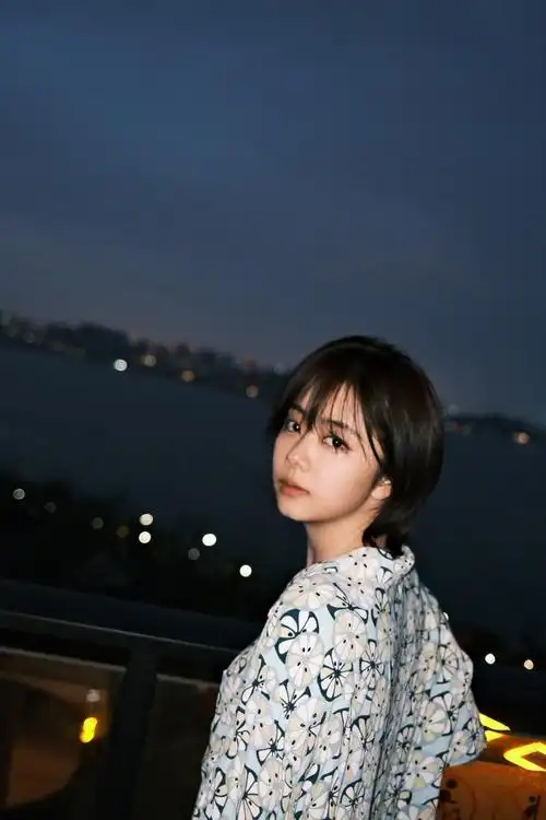 谭松韵夜景随拍##谭松韵短发随拍