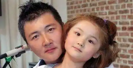 孙楠2个女儿:送继女出国深造,亲女儿学女德!