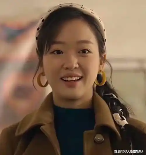 女主滕泽文则十分韩系,融合了崔雪莉的甜美和金高银的清冷.