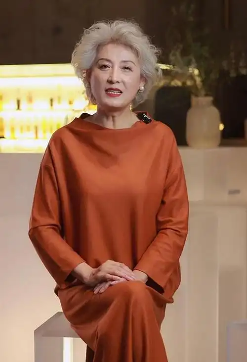 【白发苍苍又怎样?自信面对更迷人】