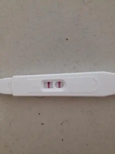 第一次用验孕棒测试是没怀孕,这是第二次测试的,显示已怀孕,中间隔了