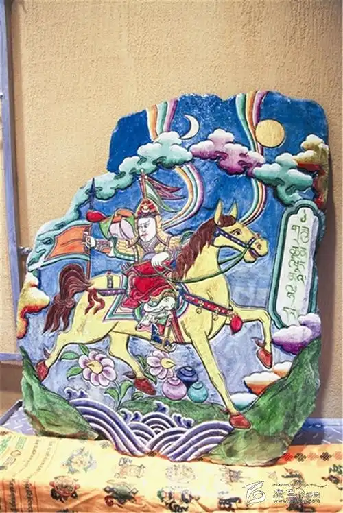 在坚守中传承格萨尔彩绘石刻艺术