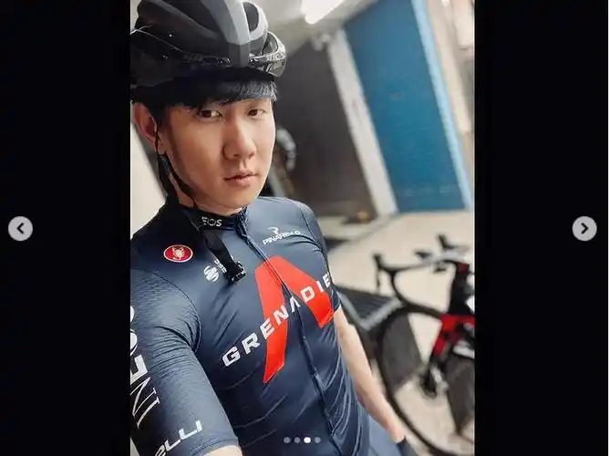 林俊杰晒骑行装备准备锻炼肩臂肌肉线条优秀