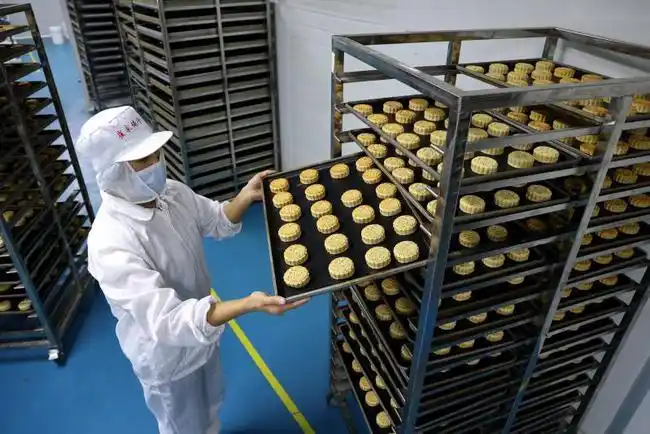 组图|月饼来了!食品企业赶制订单迎中秋