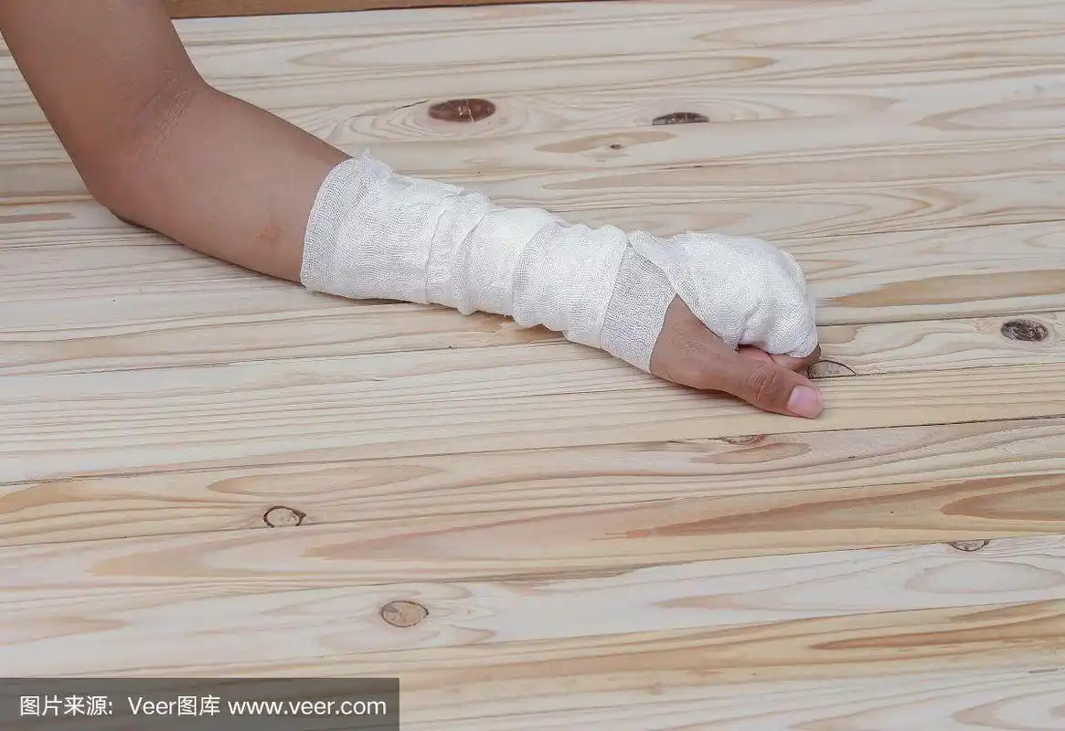 用纱布包扎手部挫伤.治疗病人