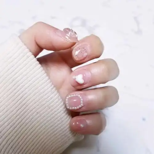 左手大拇指是一个大蝴蝶结,右手无名指是立体小蝴蝶,其他是爱心和小