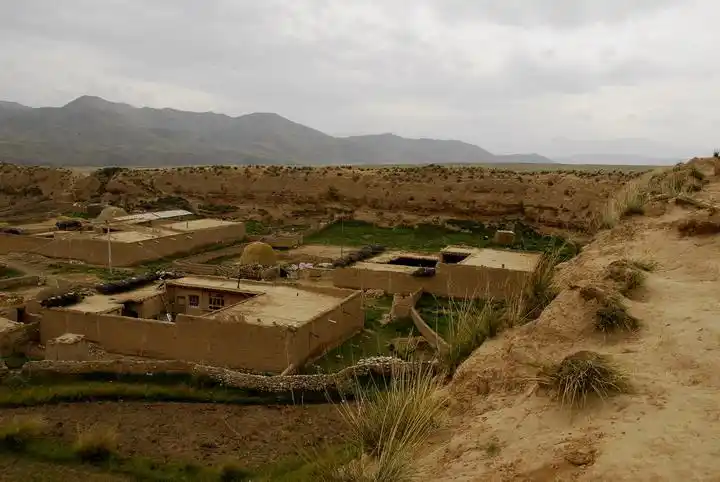 周边的甘加草原,桑科草原也值得一游,还有白石崖,古城遗址等,都说草原
