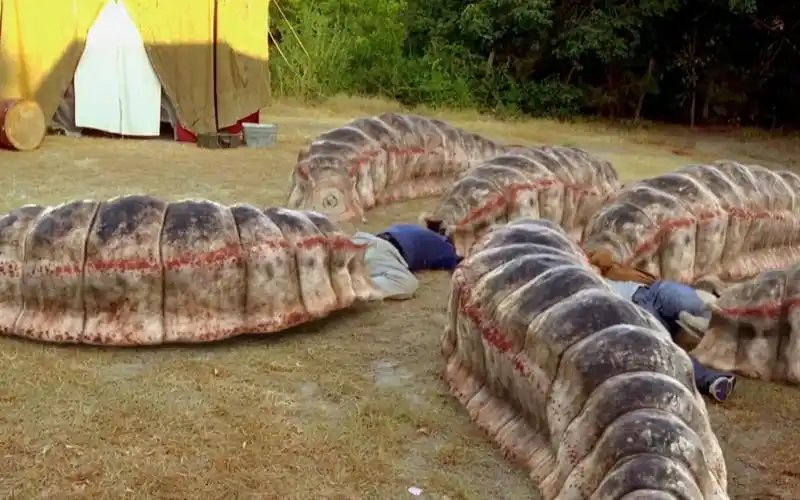 灾难片:千年食人虫被唤醒,一天吞掉一个村子的人,差点毁灭人类_哔哩