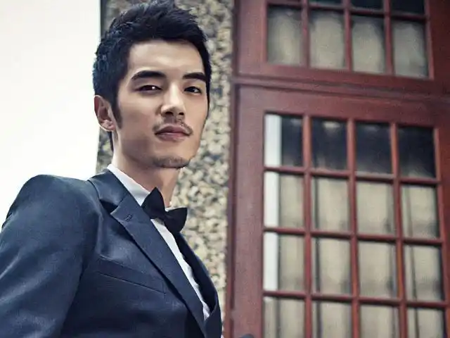 还记得《爱情公寓》里的陆展博吗?真学霸而且低调,演了多部作品