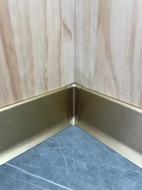 装修网红铝合金踢脚线