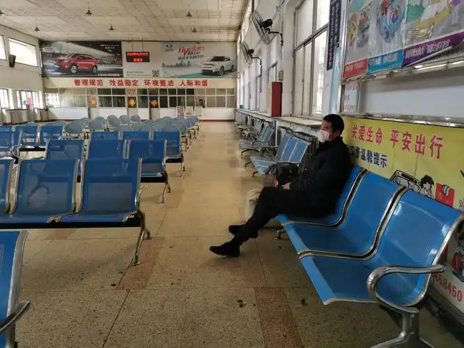 刘小辉在候车室等车.记者 马静 摄