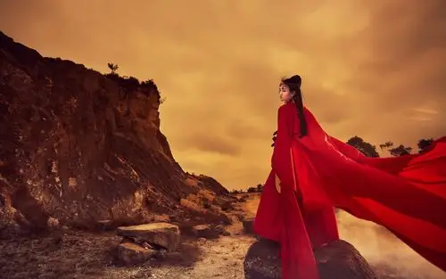 壁纸 红色的礼服女孩回头看,复古风格