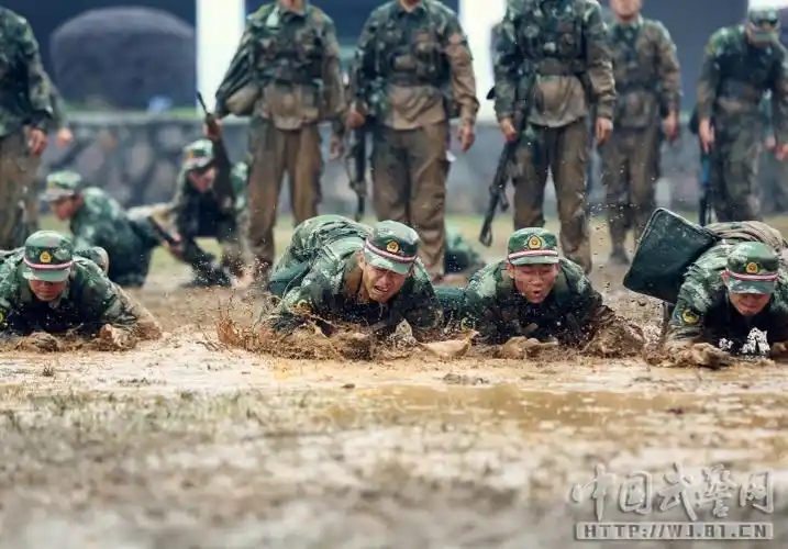 泥潭爬战术训练新兵个个变成小老虎