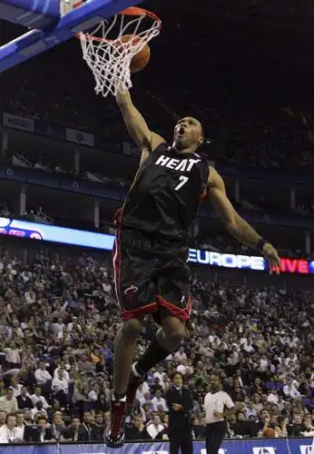 图文:[季前赛]篮网vs热火 马里昂展现惊人弹跳