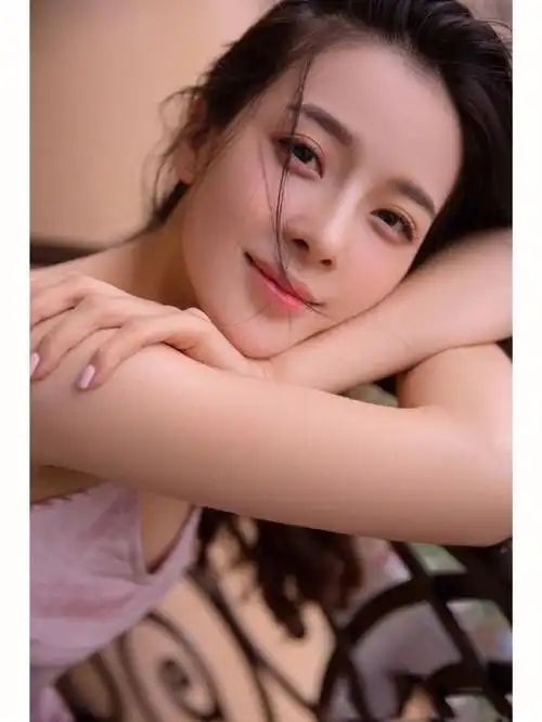 女星赵樱子粉红色丝绒吊带裙写真,充满青春,性感和妩媚气质