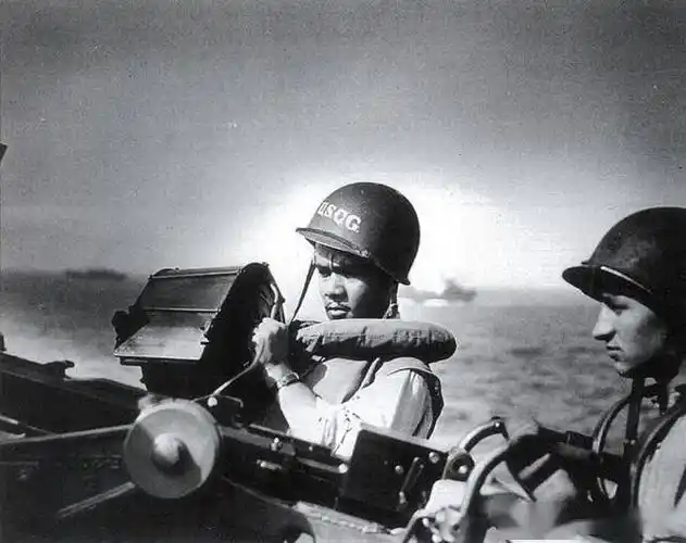 二战非裔美军海军篇:黑人抡大勺驾战舰,厨师英雄击落日机