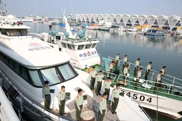 青岛海警局组织纪念活动缅怀英烈