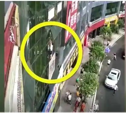 7岁男童高楼坠下市民合力接住 救命床单被砸成两半