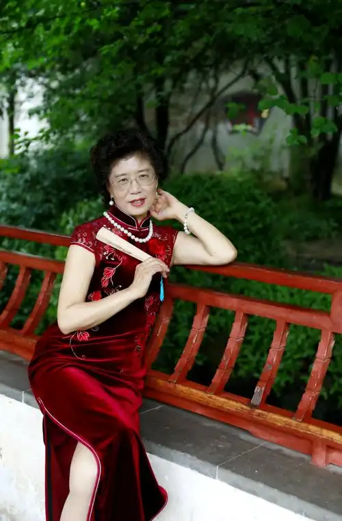 典雅,端庄持重,身着旗袍那种眉目顾盼间,一种婉约雅致的气质,与风韵扑