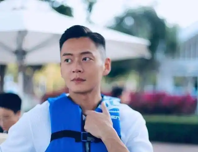 不过张振朗依旧有许多粉丝,事关其外表酷似张智霖和黄宗泽的合体