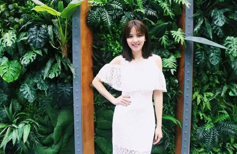 冼色丽惊艳出席《ok!精彩》盛典 获赞玲珑好身材