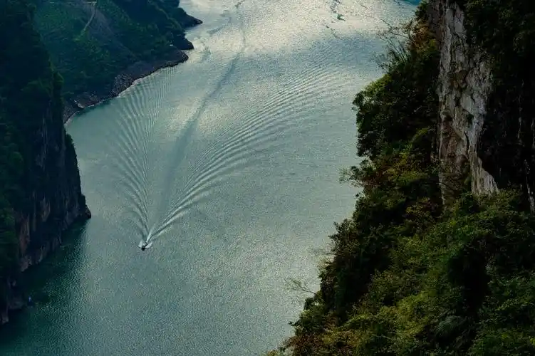 三峡两岸青山夹碧水