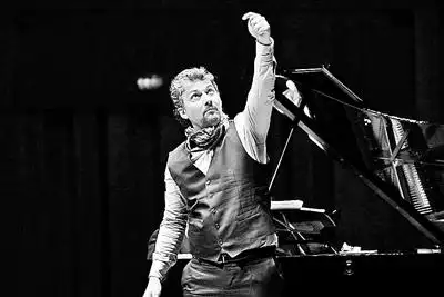 考夫曼一晚唱了27首 还是飙高音