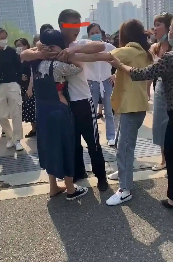 原创成都原配大战小三丈夫却出手护小三网友小三没有原配漂亮