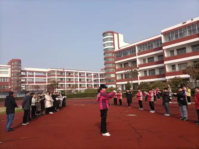 青口小学:展体育课堂风采 促教学素养提升