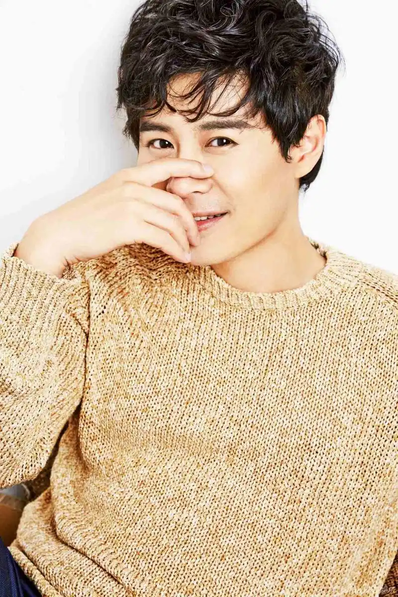 伊扬曝最新写真 阳光时尚魅力不减