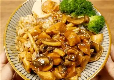 鸡肉菌菇盖浇饭.