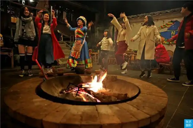 围着火塘大碗喝酒尽情跳舞 这生活着实惬意