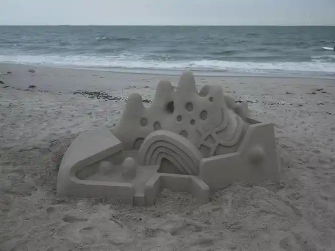 他用沙子在海滩上建了一座座海景房