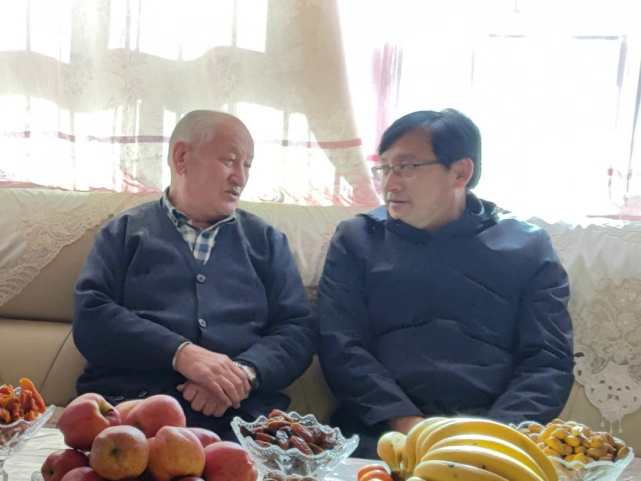 政府副县长,公安局局长何永友一行到特克斯镇老干部阿不来·合德尔