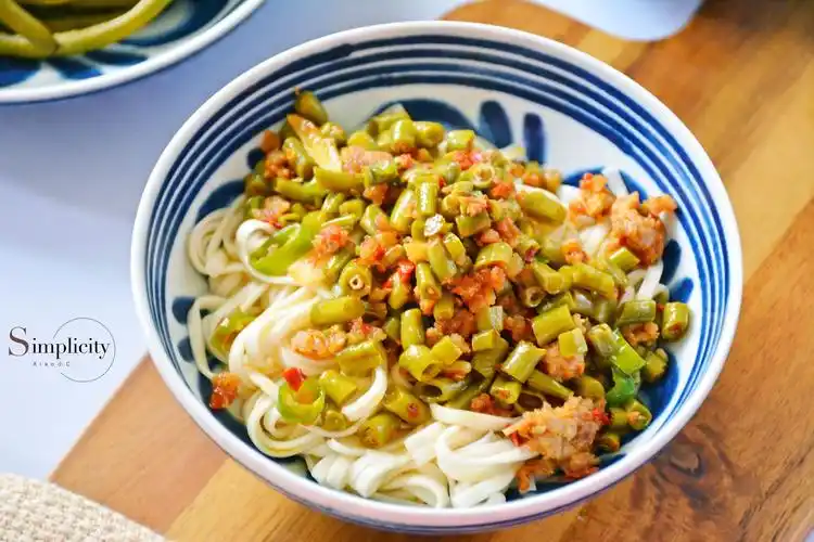 麻酱面 材料面条麻酱葱花精盐味精熟色拉油 做法水烧开后放入面条煮熟