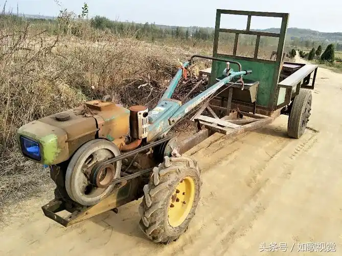 目睹到这辆有些年头的手扶拖拉机是否勾起了你的回忆呢