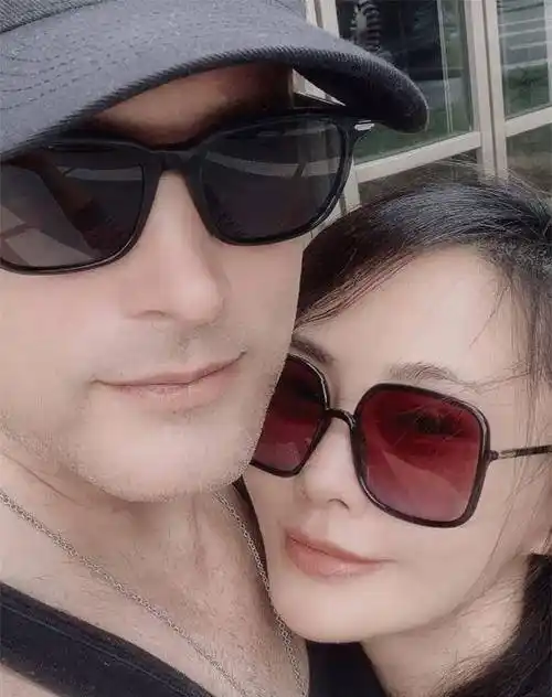 马雅舒老公46岁仍高大帅气,常晒与家人合影,和大女儿关系引关注