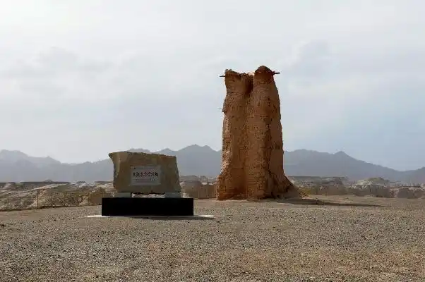 烽燧,一般都称烽火台,它是中国古老的军事通讯报警系统,也是维护丝路