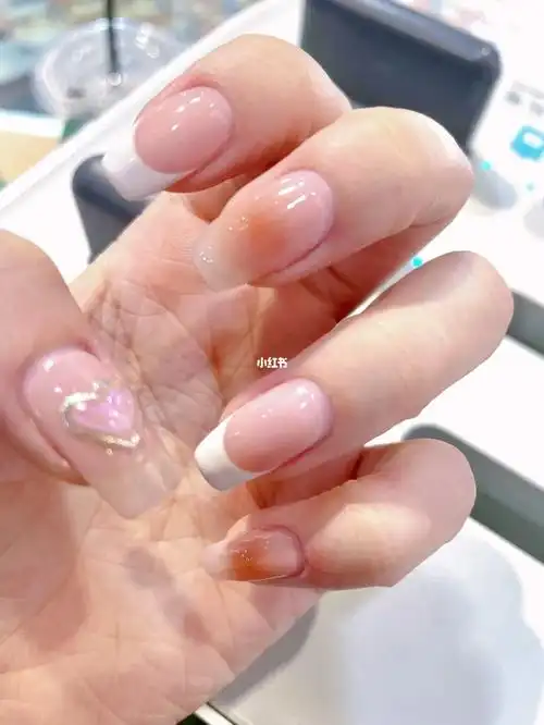 夏天一定要做一次浅色美甲