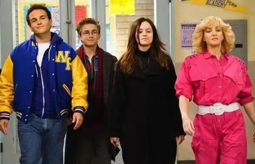 以家庭为背景的美国情景喜剧,通过温馨幽默的方式,展现成长经历