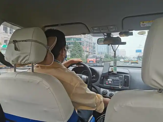 乘客热得慌司机遭暴晒出租车为啥不能贴防晒膜