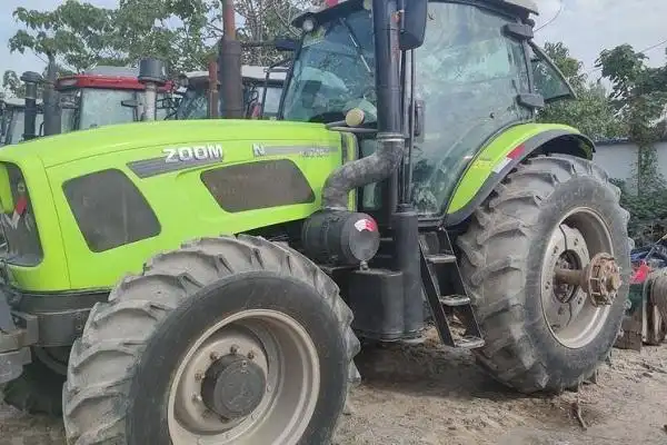 2004拖拉机每天深翻作业多少亩?