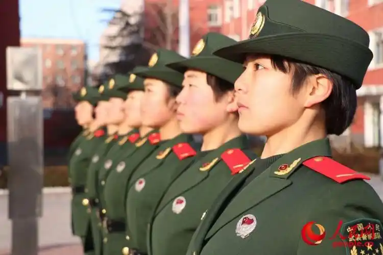 阳光理性端庄自强这样的女兵才最美