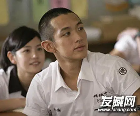 柯震东长发换平头 个性短发显潮男魅力