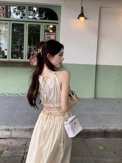 纯欲挂脖吊带连衣裙女夏季设计感气质镂空露腰收腰显瘦流苏长裙子