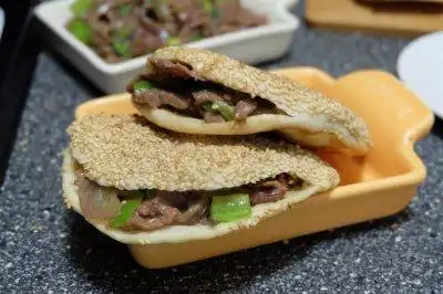 芝麻烧饼夹烤牛肉