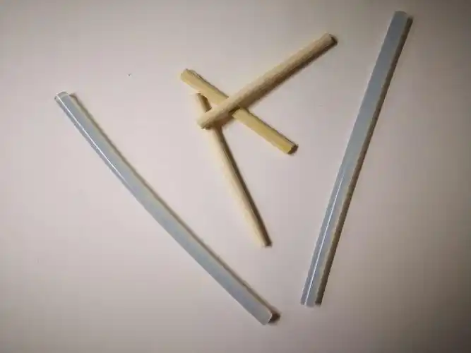 折断的一次性筷子与热熔胶胶棒.