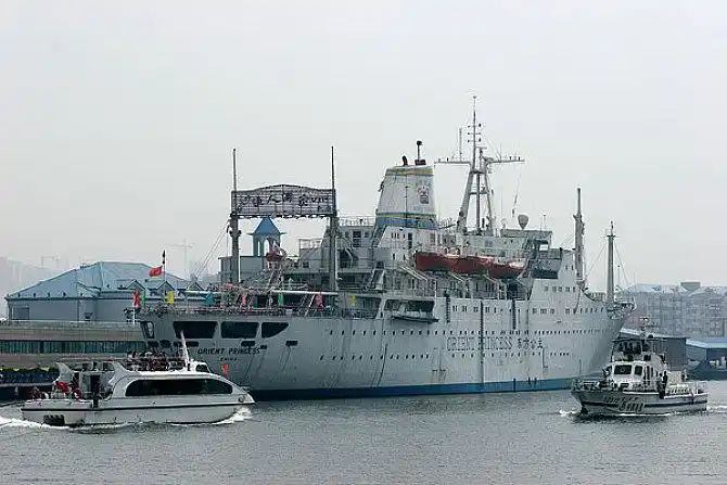 天津塘沽外滩东方公主号旅游船