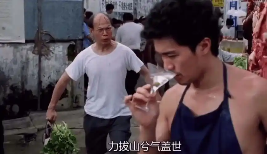 记得《国产凌凌漆》有个桥段,猪肉佬周星驰,站在一个猪肉摊前,旁边是